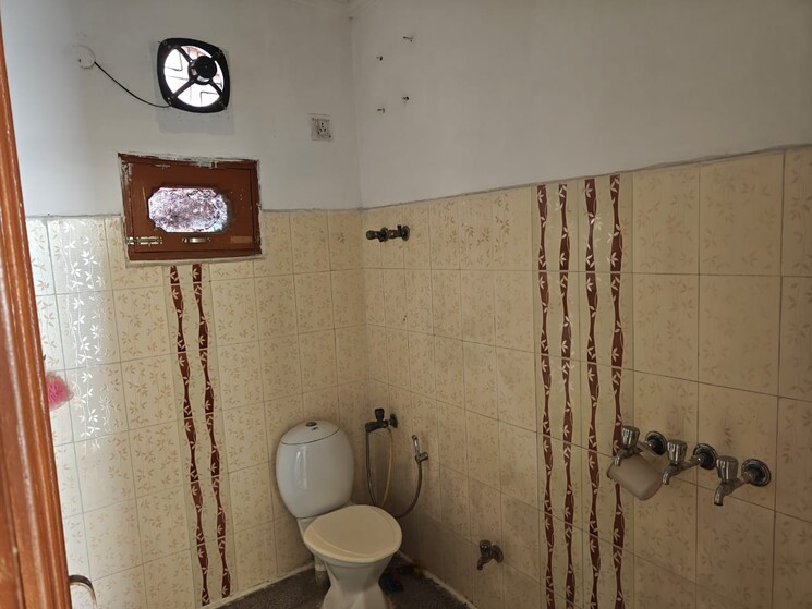 Bathroom, palam vihar 3 Bedroom 3000 Sq.Ft. Builder Floor In Palam Vihar Gurgaon 9087029