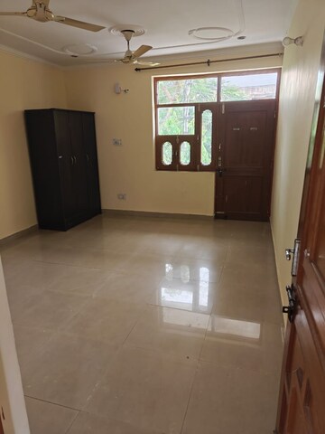 Room in 3 BHK Builder Floor at Palam Vihar – for Rent