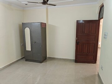 Room in 3 BHK Builder Floor at Palam Vihar – for Rent