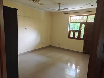 Room in 3 BHK Builder Floor at Palam Vihar – for Rent