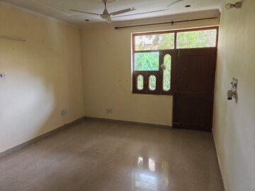 Room in 3 BHK Builder Floor at Palam Vihar – for Rent