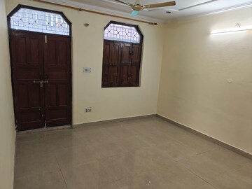 Room in 3 BHK Builder Floor at Palam Vihar – for Rent