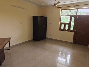 Room in 3 BHK Builder Floor at Palam Vihar – for Rent