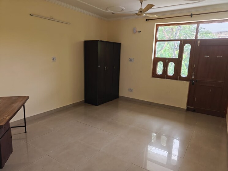 Room, palam vihar 3 Bedroom 3000 Sq.Ft. Builder Floor In Palam Vihar Gurgaon 9087029