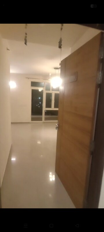 Room in 3 BHK Apartment at Omaxe Waterscapes, Gomti Nagar – for Rent