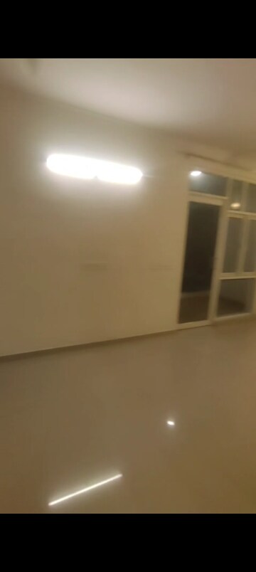 Room in 3 BHK Apartment at Omaxe Waterscapes, Gomti Nagar – for Rent