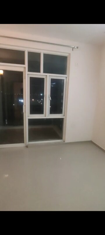 Room in 3 BHK Apartment at Omaxe Waterscapes, Gomti Nagar – for Rent
