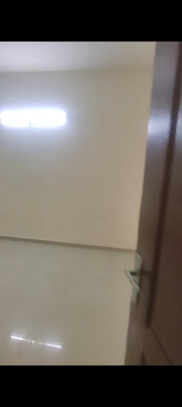 Room in 3 BHK Apartment at Omaxe Waterscapes, Gomti Nagar – for Rent