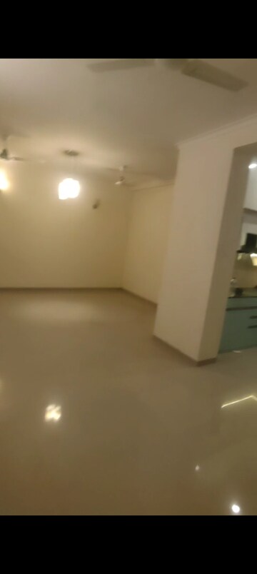 Room in 3 BHK Apartment at Omaxe Waterscapes, Gomti Nagar – for Rent