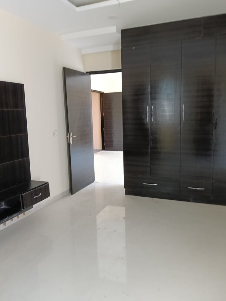 Room, pir machalla 3 Bedroom 1350 Sq.Ft. Apartment In Pir Machalla Zirakpur 9087115