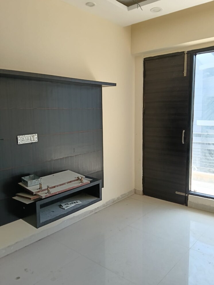 Room, pir machalla 3 Bedroom 1350 Sq.Ft. Apartment In Pir Machalla Zirakpur 9087115