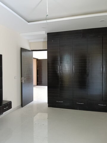 Room in 3 BHK Apartment at Pir Machalla – for Sale
