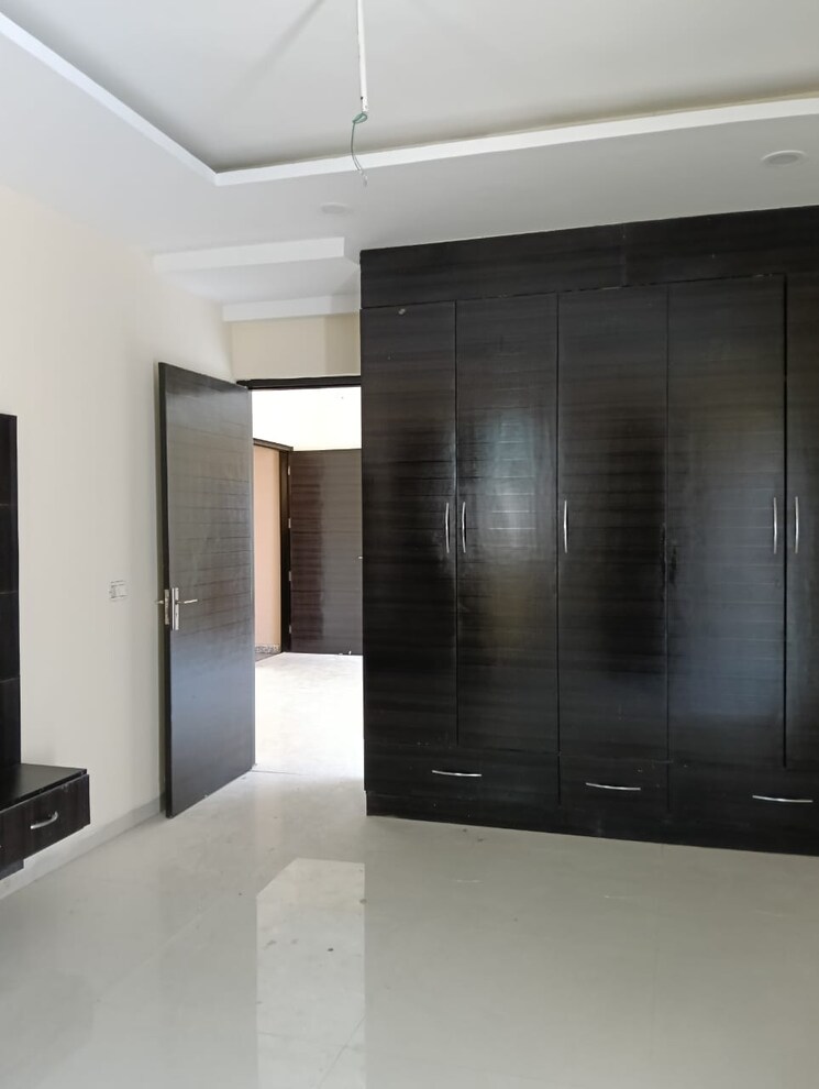 Room, pir machalla 3 Bedroom 1350 Sq.Ft. Apartment In Pir Machalla Zirakpur 9087115