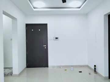 Room in 1 BHK Apartment at Lalani Grandeur, Goregaon East – for Rent