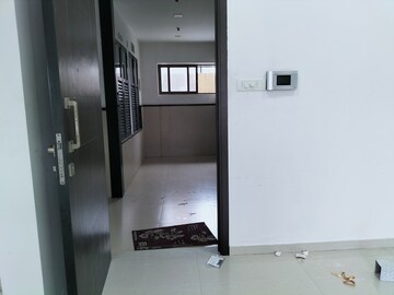 Room in 1 BHK Apartment at Lalani Grandeur, Goregaon East – for Rent