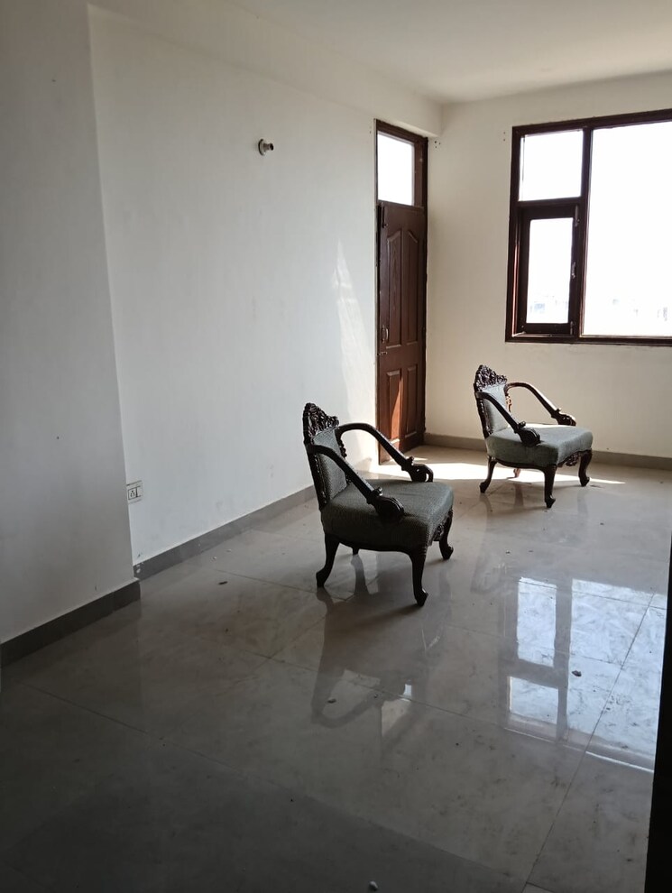 Room, pir machalla 3 Bedroom 2200 Sq.Ft. Apartment In Pir Machalla Zirakpur 9087156