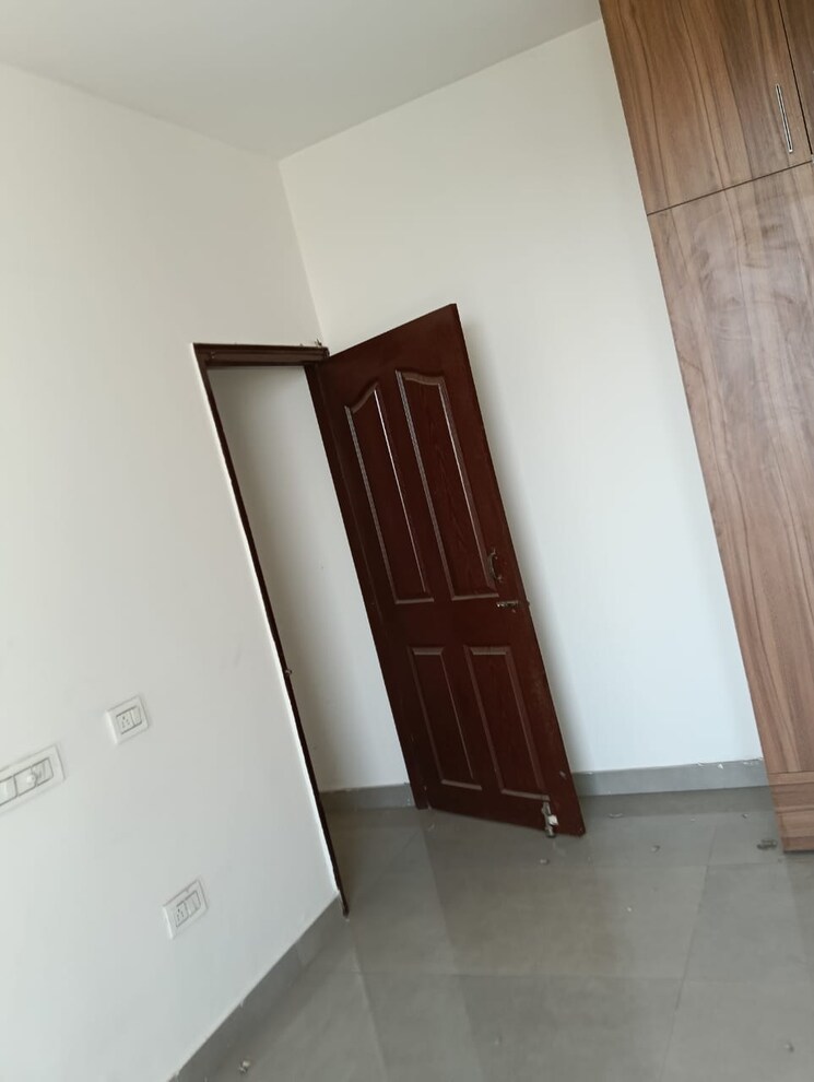 Room, pir machalla 3 Bedroom 2200 Sq.Ft. Apartment In Pir Machalla Zirakpur 9087156