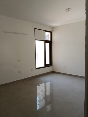 Room in 3 BHK Apartment at Pir Machalla – for Sale