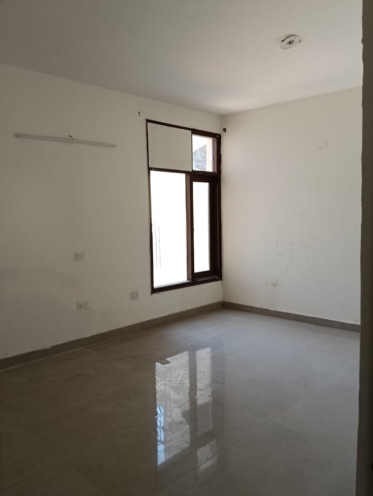 Room, pir machalla 3 Bedroom 2200 Sq.Ft. Apartment In Pir Machalla Zirakpur 9087156