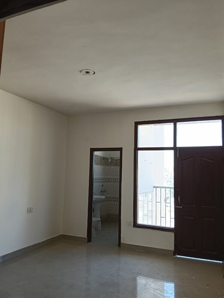 Room, pir machalla 3 Bedroom 2200 Sq.Ft. Apartment In Pir Machalla Zirakpur 9087156