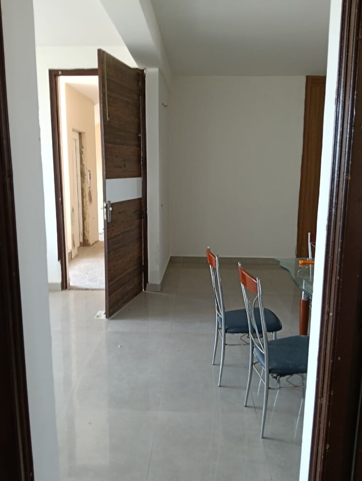 Room, pir machalla 3 Bedroom 2200 Sq.Ft. Apartment In Pir Machalla Zirakpur 9087156