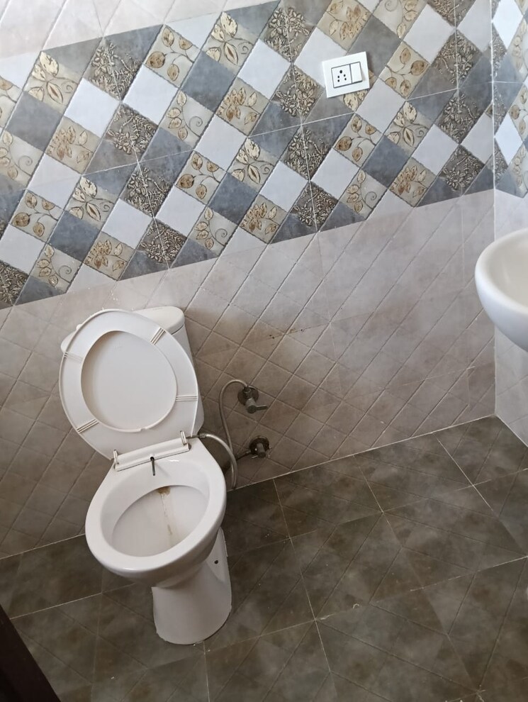 Bathroom, pir machalla 3 Bedroom 2200 Sq.Ft. Apartment In Pir Machalla Zirakpur 9087156