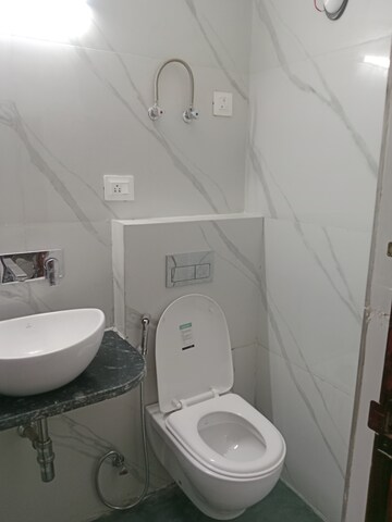 Bathroom in 2.5 BHK Apartment at Sector 40 – for Rent