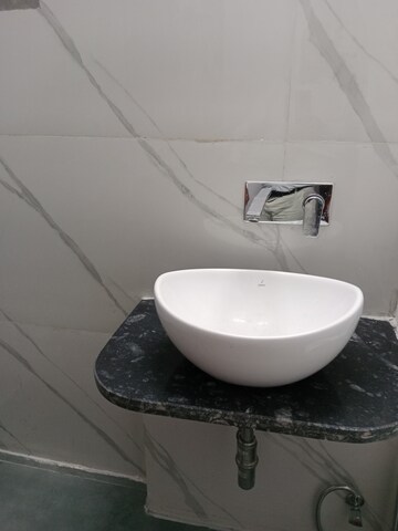Bathroom in 2.5 BHK Apartment at Sector 40 – for Rent