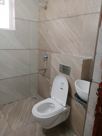 Bathroom in 2.5 BHK Apartment at Sector 40 – for Rent