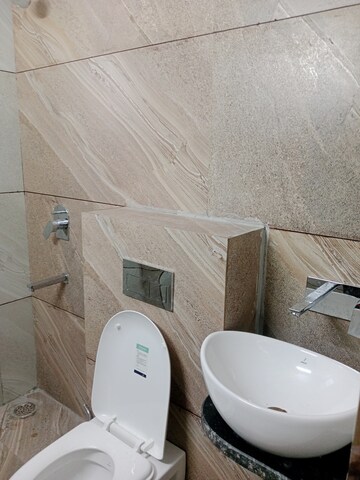 Bathroom in 2.5 BHK Apartment at Sector 40 – for Rent
