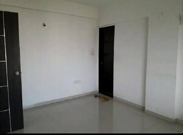 Room in 2 BHK Apartment at Akshay Floria, Anand Nagar – for Rent