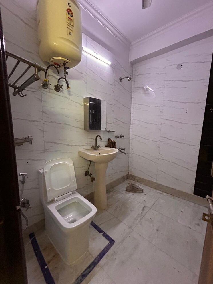 Bathroom, chattarpur 3 Bedroom 1350 Sq.Ft. Builder Floor In Chattarpur Delhi 9087275
