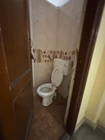 Bathroom in 1 BHK Builder Floor at Vaishali Sector 5 – for Rent