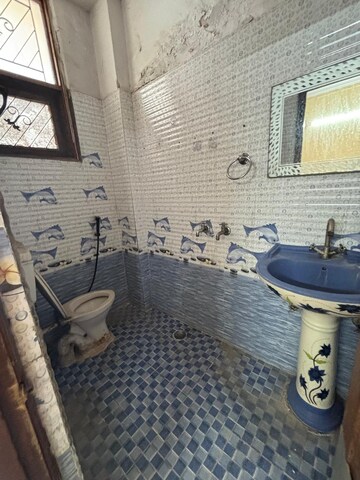 Bathroom in 1 BHK Builder Floor at Vaishali Sector 5 – for Rent