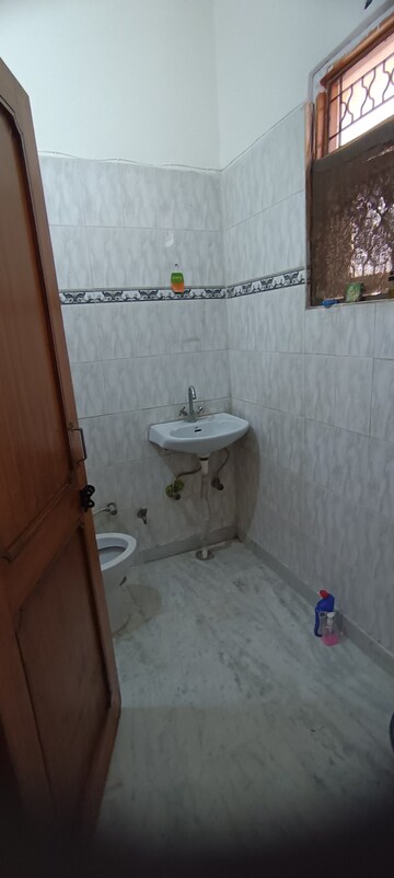 Bathroom in 2.5 BHK Builder Floor at Ashok Nagar – for Rent