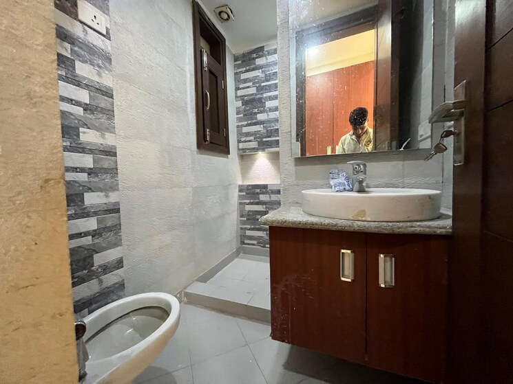 Bathroom, chattarpur 3 Bedroom 1800 Sq.Ft. Builder Floor In Chattarpur Delhi 9087349