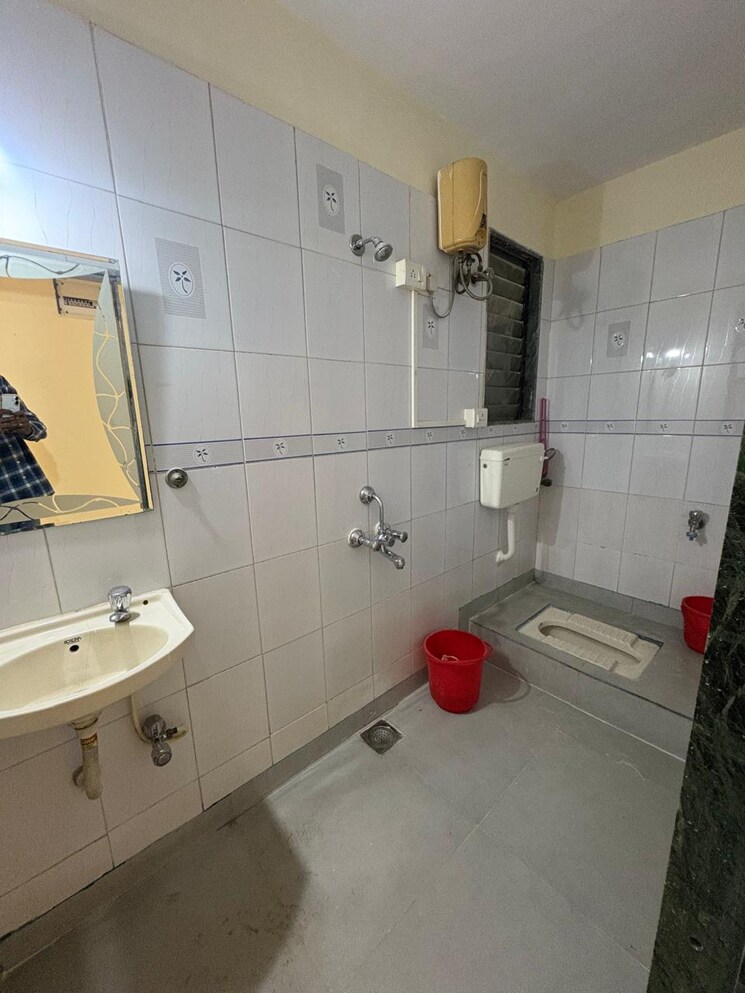 Bathroom, sai-shraddha-chs-chembur 3 Bedroom 850 Sq.Ft. Apartment In Chembur Mumbai 9087417
