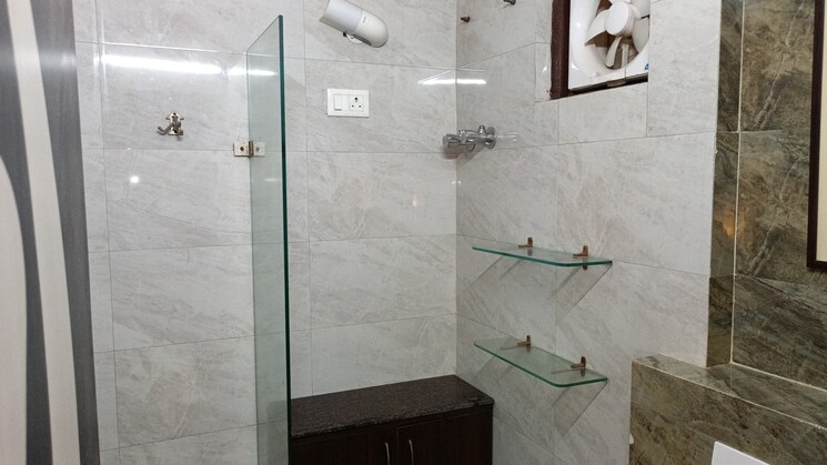 Bathroom, vaishali sector 5 3 Bedroom 1240 Sq.Ft. Builder Floor In Vaishali Sector 5 Ghaziabad 9087431
