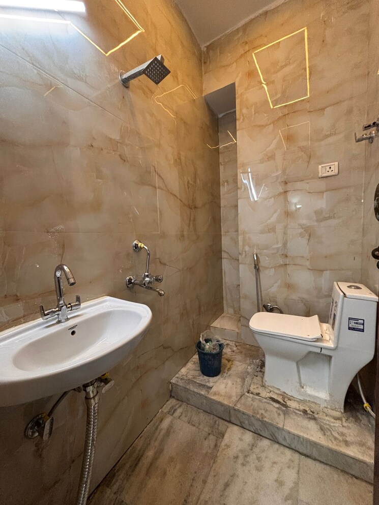 Bathroom, neb sarai 1 Bedroom 450 Sq.Ft. Builder Floor In Neb Sarai Delhi 9087463