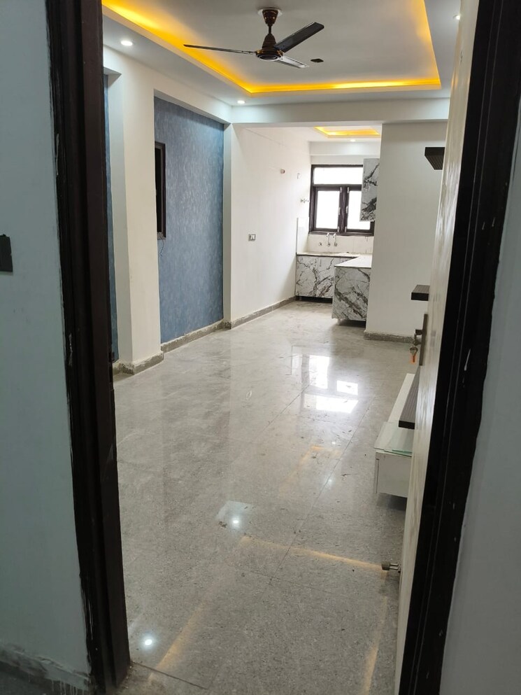 Room, sector 73 3 Bedroom 1350 Sq.Ft. Builder Floor In Sector 73 Noida 9087445