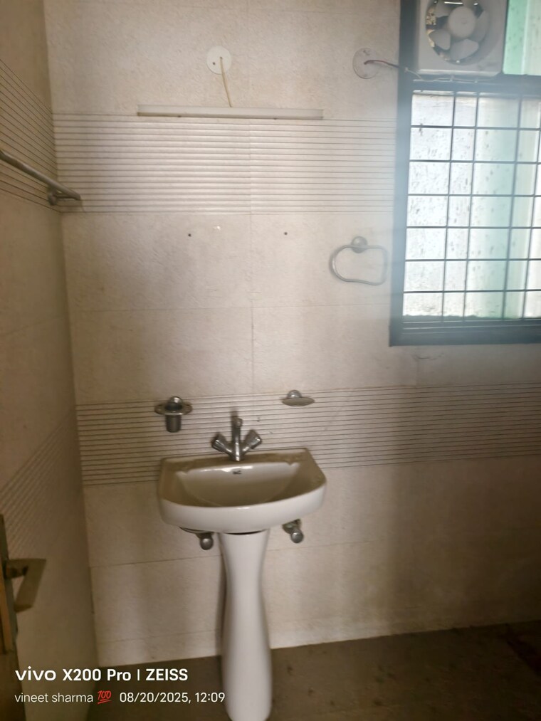 Bathroom, maidan garhi 3 Bedroom 155 Sq.Yd. Builder Floor In Maidan Garhi Delhi 9087581