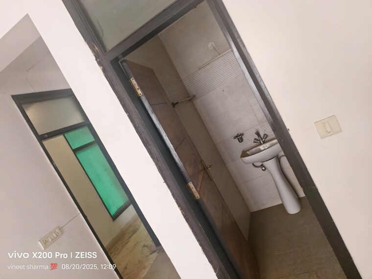 Bathroom, maidan garhi 3 Bedroom 155 Sq.Yd. Builder Floor In Maidan Garhi Delhi 9087581
