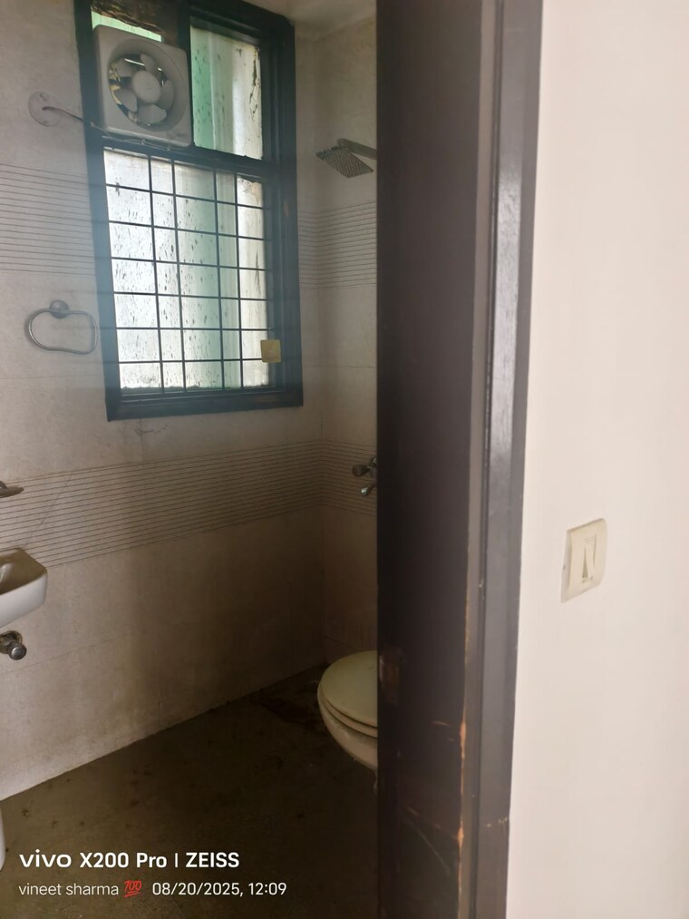 Attached Bathroom, maidan garhi 3 Bedroom 155 Sq.Yd. Builder Floor In Maidan Garhi Delhi 9087581