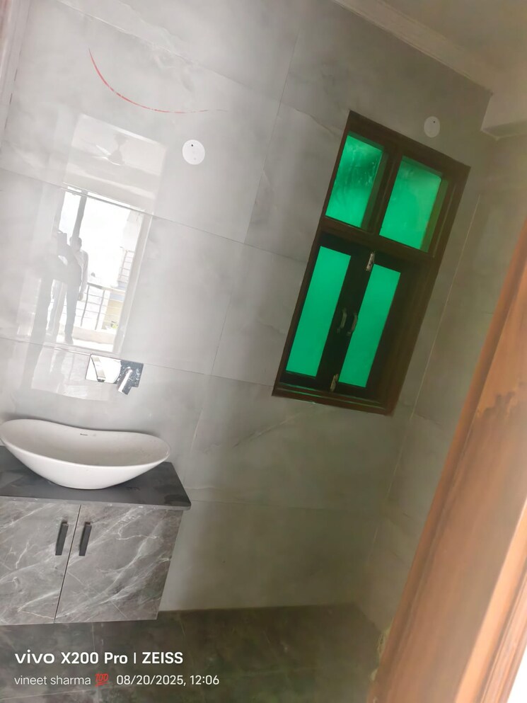 Bathroom, maidan garhi 3 Bedroom 155 Sq.Yd. Builder Floor In Maidan Garhi Delhi 9087791