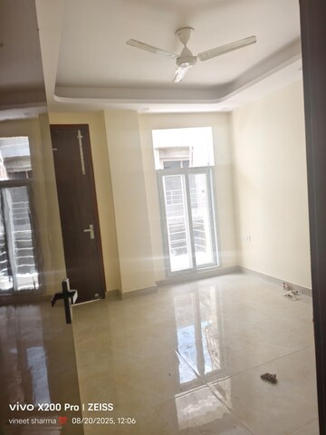 Room in 3 BHK Builder Floor at Maidan Garhi – for Sale