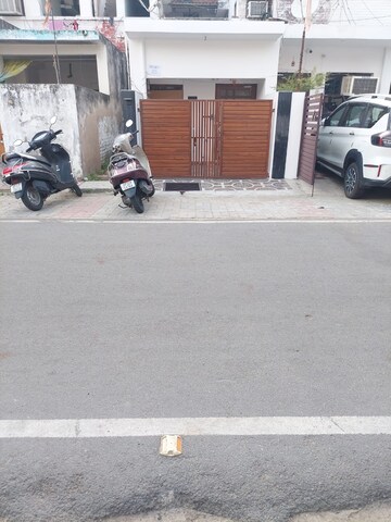 Parking in 2 BHK Independent House at Nishatganj Talkatora – for Rent