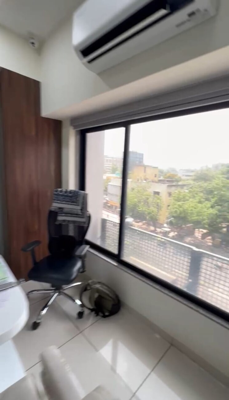 Balcony, sun-westbank Commercial Office Space 800 Sq.Ft. In Navrangpura Ahmedabad 9087769