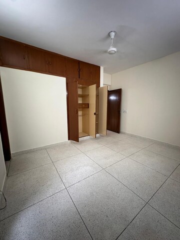 Room in 3.5 BHK Apartment at Ansal Sushant Apartments, Sushant Lok I – for Rent
