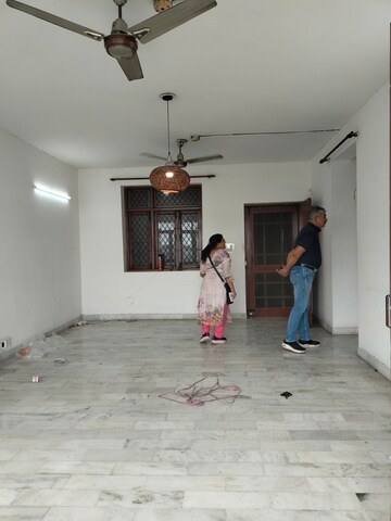 Parking in 2 BHK Apartment at Ansal Sushant Apartments, Sushant Lok I – for Rent
