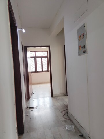 Room in 2 BHK Apartment at Ansal Sushant Apartments, Sushant Lok I – for Rent